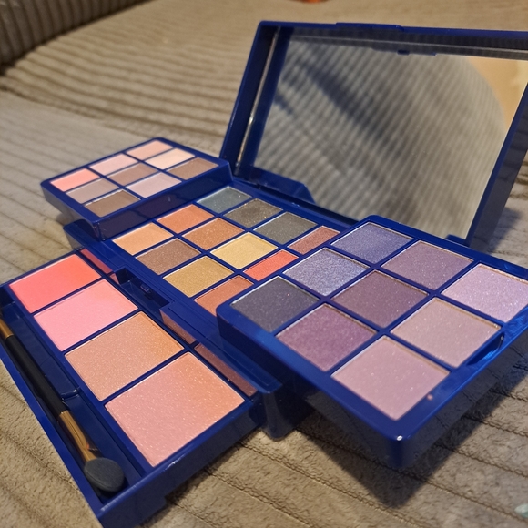 Glow up, Glim up.  Avon makeup mega palette 🎨. - Picture 3 of 11